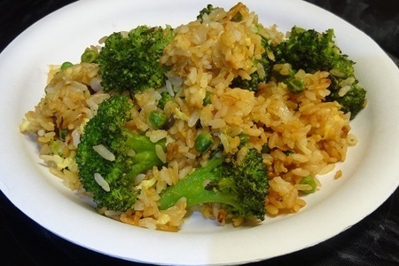 Жареный рис с броколи и яйцами