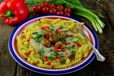 Fusilli с фрикадельками из индейки и густым грибным соусом.