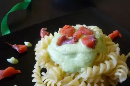 Фото к рецепту: Fusilli с зелёным соусом и лососем