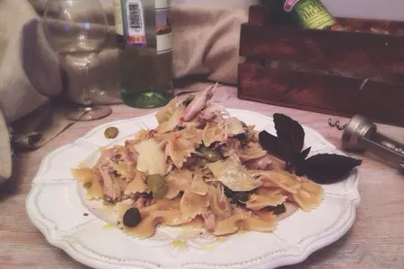 Farfalle в винном соусе с кроликом, оливками и каперсами