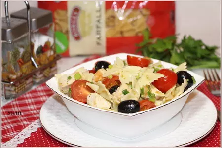 Теплый салат с пастой farfalle, курицей и овощами