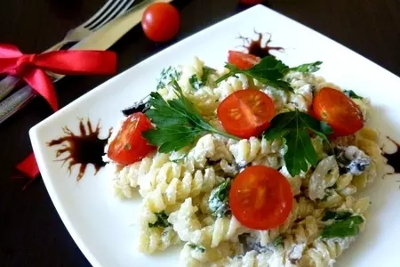 Салат с fusilli и творогом "коктейльный"