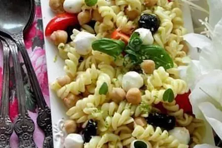 ​песто  паста fusilli  салат с моцареллой и нутом.