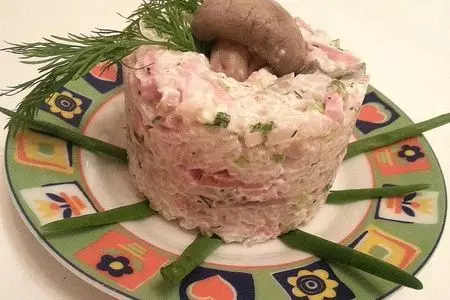 Салат с рисом, ветчиной и грибами