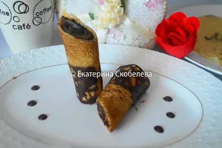 Блинчики на желтках с шоколадной начинкой в шоколадных кольцах