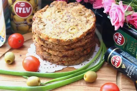 Куриные лепешки с оливками и льняной мукой