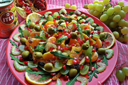 Весенний салат "фрукты с оливками"