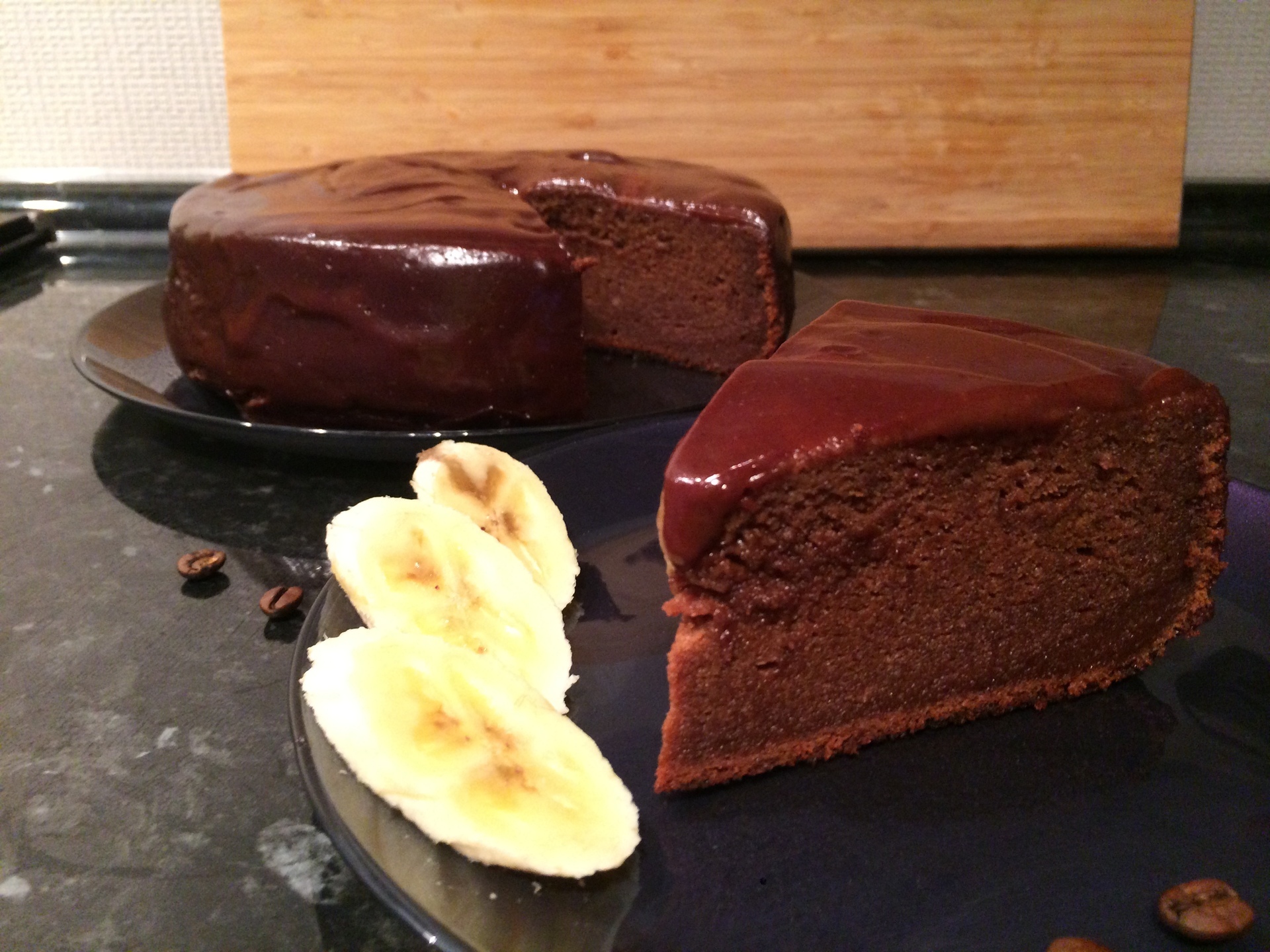 Бананово-шоколадный торт из готовых бисквитных коржей