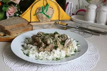 Куриная печень в сметанном соусе  с шампиньонами и рисом басмати