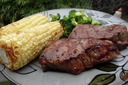 Мраморная говядина с кукурузой и броколи