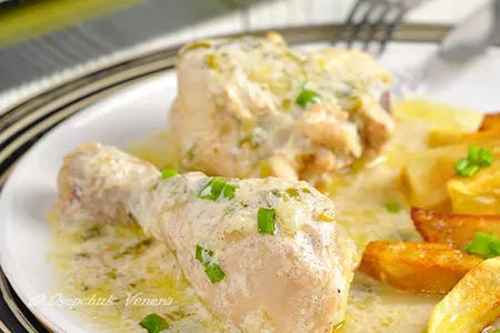 Курица с зеленым луком, сливками и вином (pollo a la crema con verdeo)