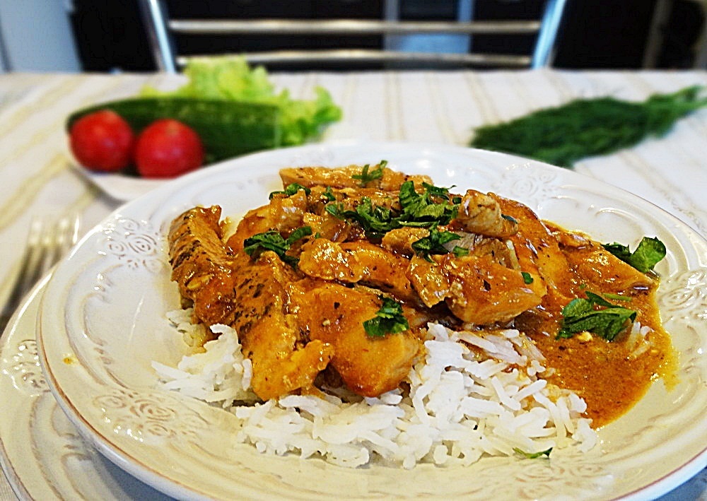 Все в одной сковороде: простой рецепт курицы с рисом в индийском стиле