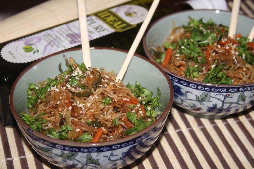 Рисовая лапша с курицей и овощами по-китайски — рецепт от Katana