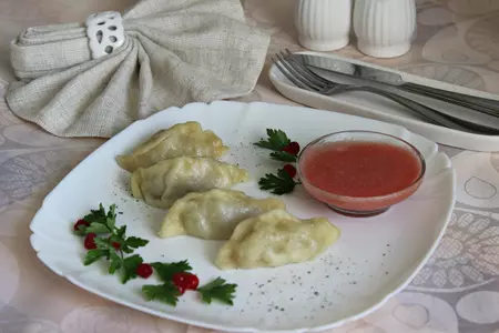 Паровые вареники с мясом и томатным соусом с хреном