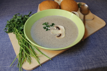 Фото к рецепту: Крем-суп из шампиньонов