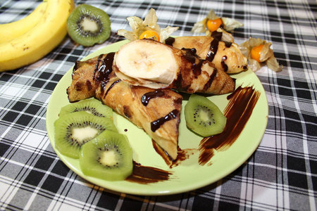 Фото к рецепту: Блинчики с бананом и шоколадным соусом