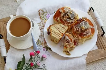 «cinnabon (синнабон)» с глазурью из белого шоколада и орехами