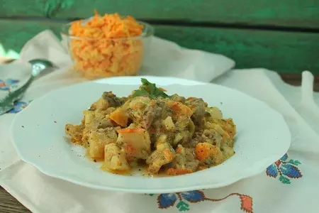 Жаркое из куриных желудков и морковный салат ( простой деревенский обед) фм