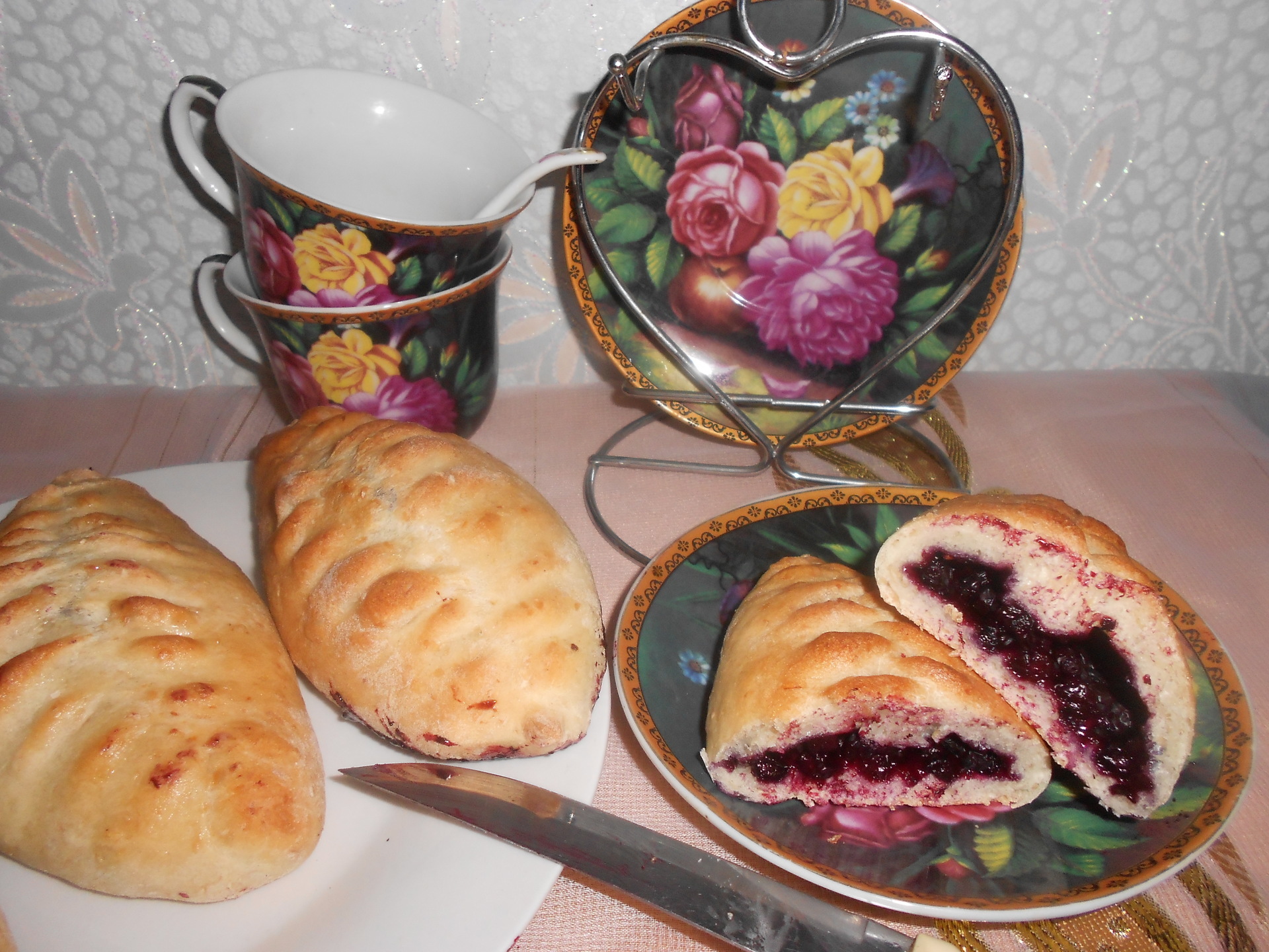 Жареные пирожки с замороженной черникой