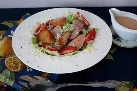 Салат a-la caesar с мясом куриной голени и коктейльным соусом. тест-драйв с окраиной