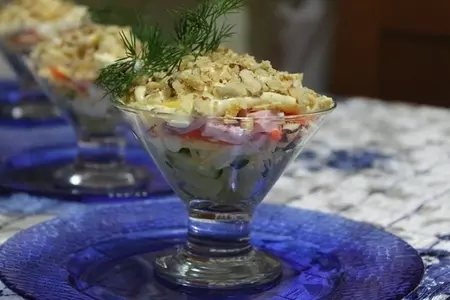 Салат коктейль с телячьей колбасой, сыром и грецкими орехами