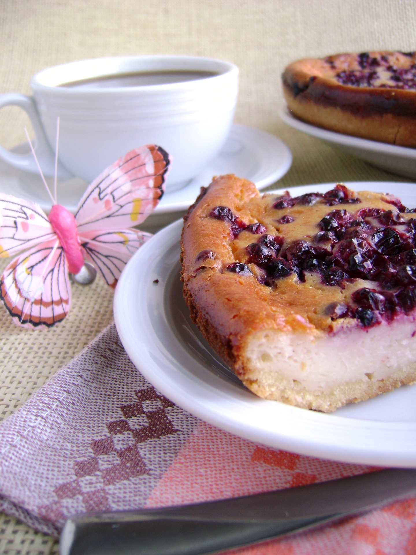 Пирог с творогом и брусникой