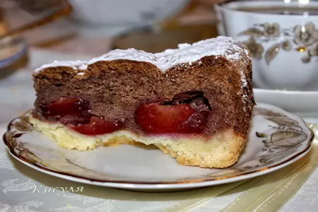 Пирог со сливами и миндально-шоколадным вкусом