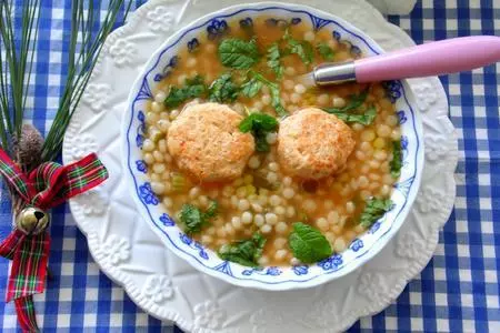 «похлебка с израильским кускусом».