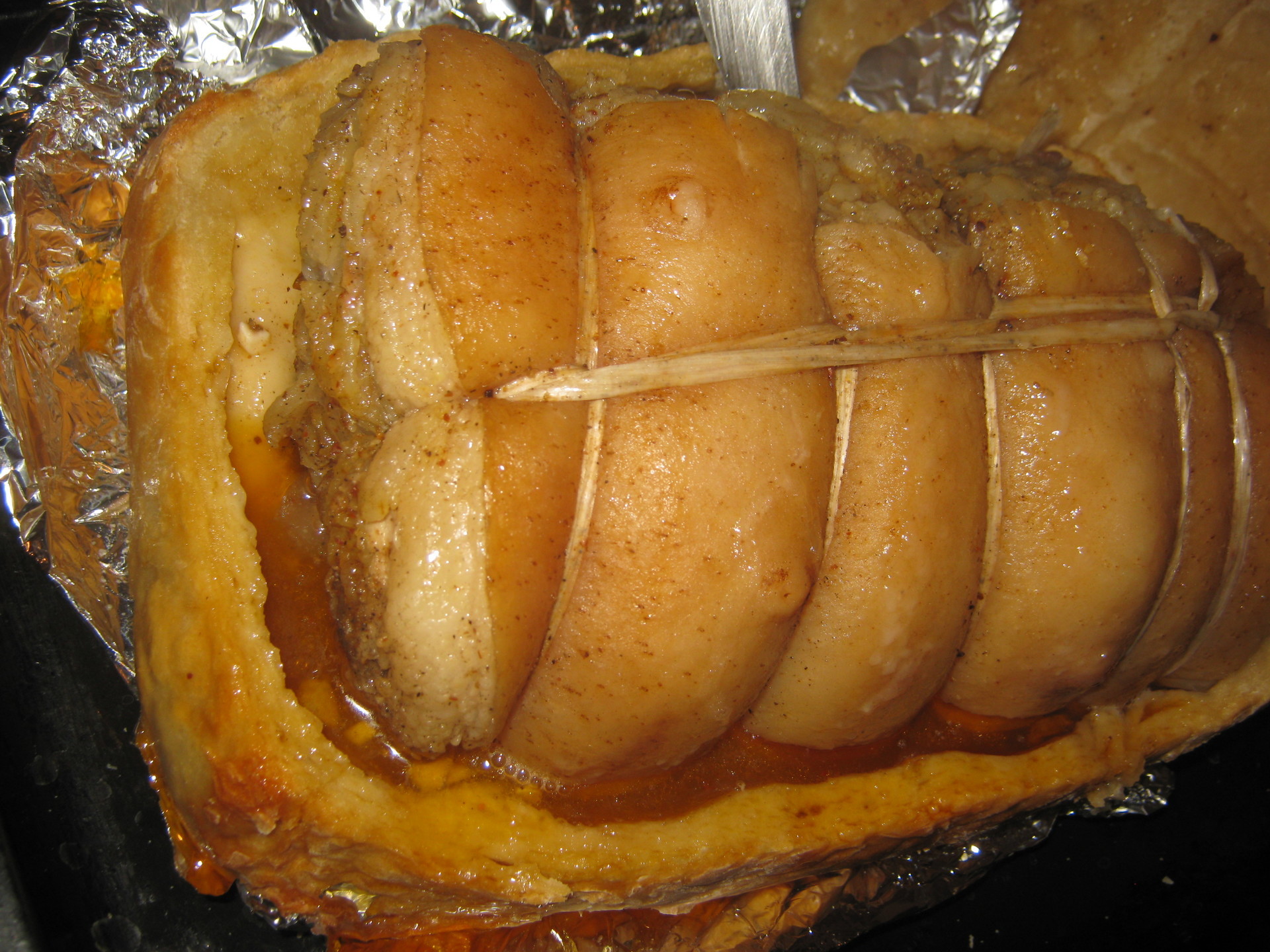 Вкусное блюдо для праздничного стола: рецепты приготовления рулета из свиной брюшины