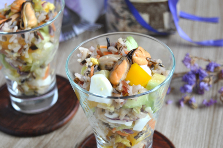 Легкий салат с мидиями и рисом «акватика color mix»