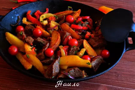 Ломо сальтадо (lomo saltado- “скачущая говядина»)