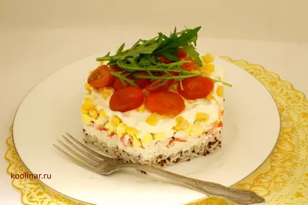 Салат с крабовыми палочками, рисом и киноа