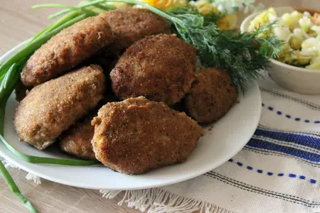 Сочные мясные котлеты с кускусом и шампиньонами