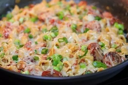 Макароны с сосисками и сливочным соусом