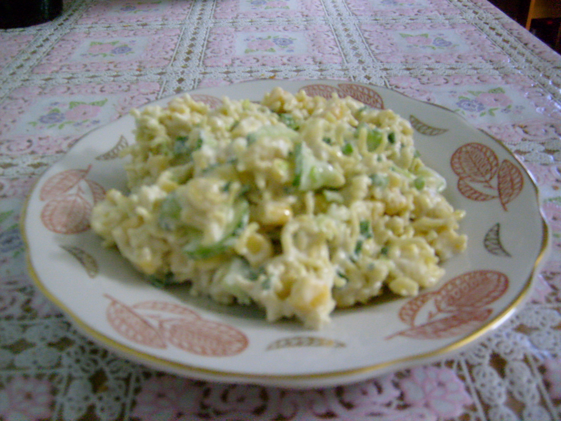 Салат с «Мивиной» и колбасой — рецепт с фото пошагово
