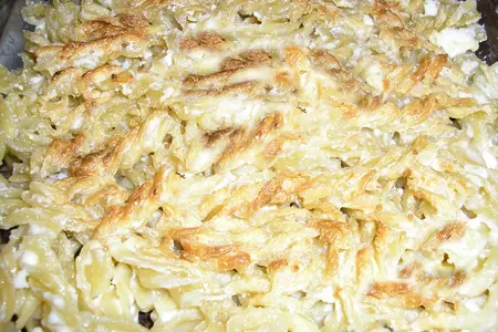 Макаронник с брынзой и грибами