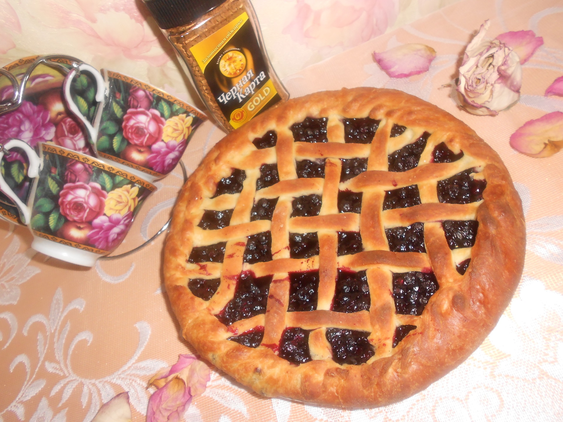 Рецепт пирога с черникой из слоеного дрожжевого теста пошагово с фото | GOTOVIM