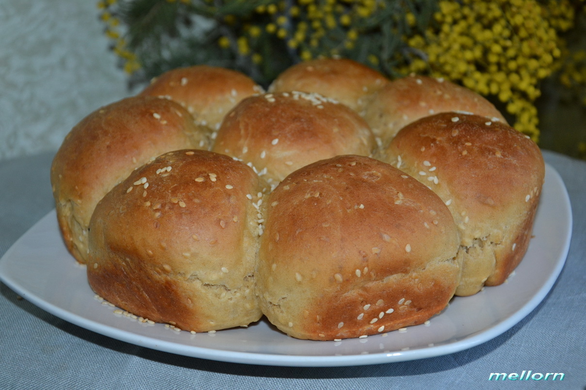 Булочка с кунжутом две. Сырные булочки с кунжутом. Пышные булочки с кунжутом.