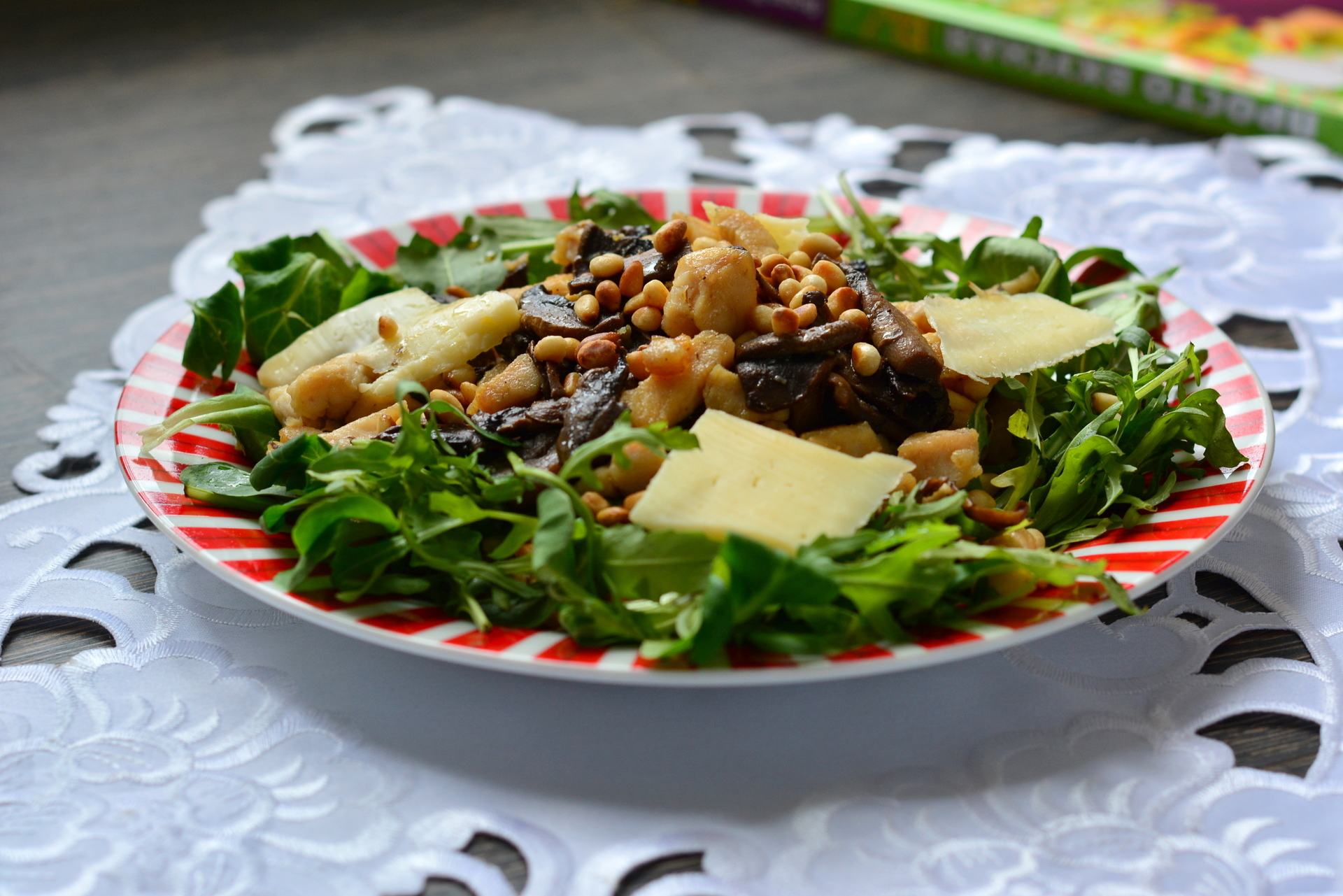 Ананасовый салат с курицей и кедровыми орешками рецепт с фото блюда