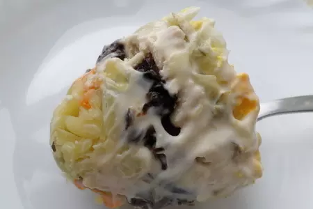 Салат с шампиньонами, курицей и черносливом