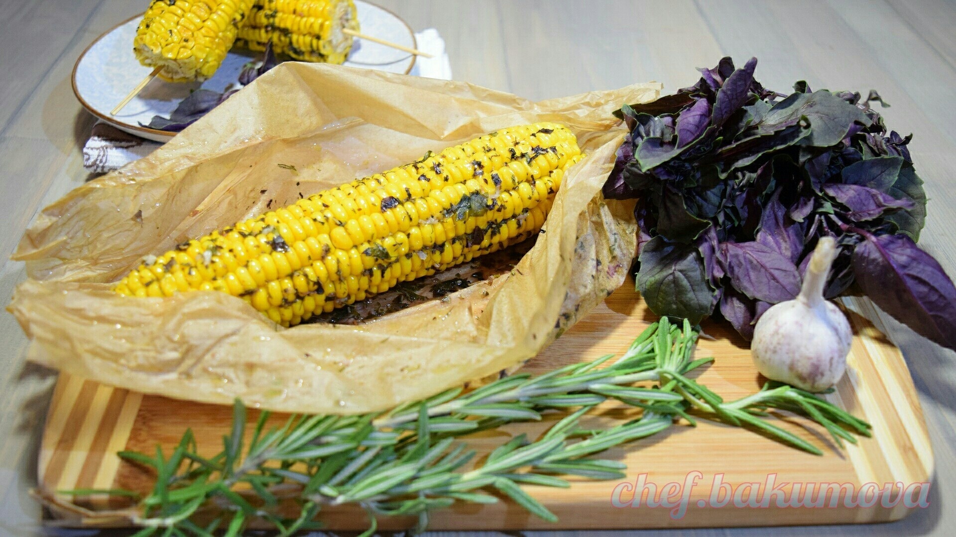 Кукуруза в духовке в рукаве с маслом. Запеченная кукуруза. Блюда из молодой кукурузы в початках. Кукуруза со специями. Торт в виде кукурузного початка.