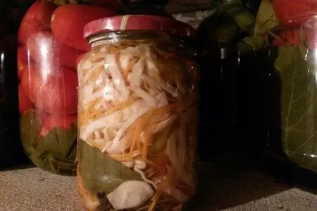 Салат из капусты, маринованный.