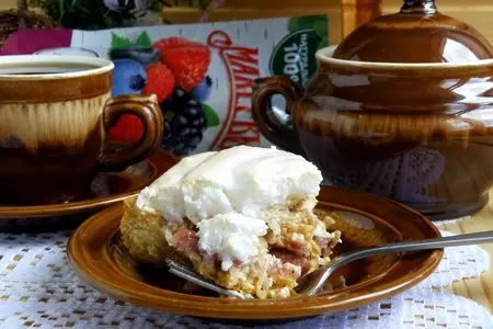 Лучший пирог с яблочной начинкой, джемом «махеевъ» и меренгой.