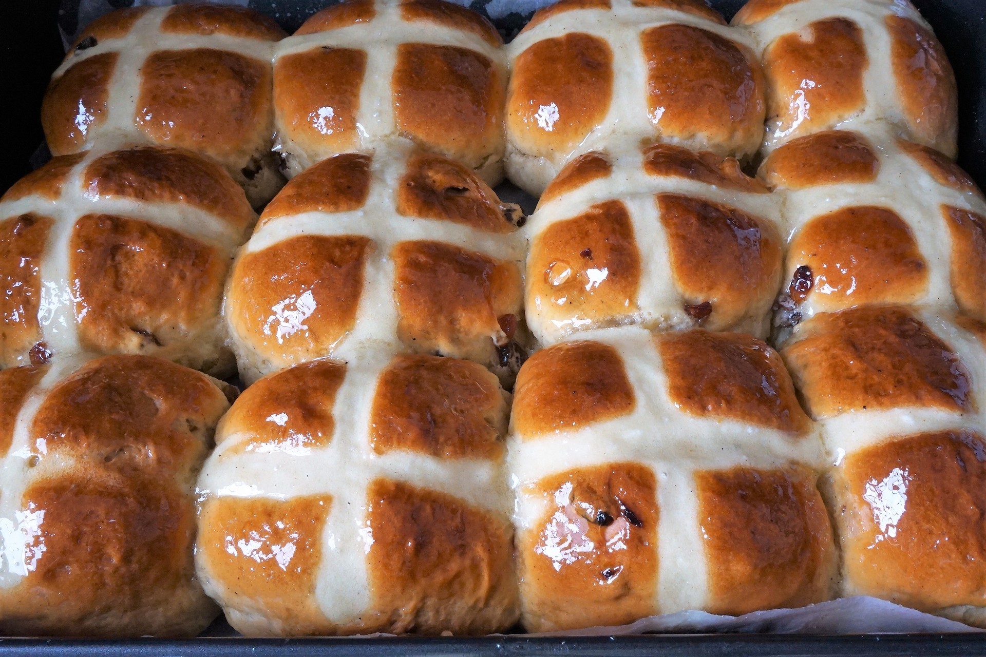 Hot cross buns. Крестовые булочки hot Cross buns. Английские крестовые булочки ХЛЕБОМОЛЫ. Английские пасхальные крестовые булочки. Булочка в форме Креста.