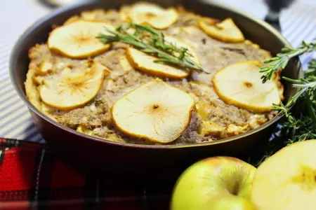 Осенний пирог со свининой, яблоками и травами