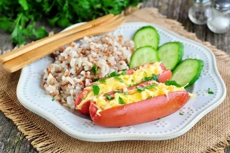 Запеченные сосиски с гречкой и рисом