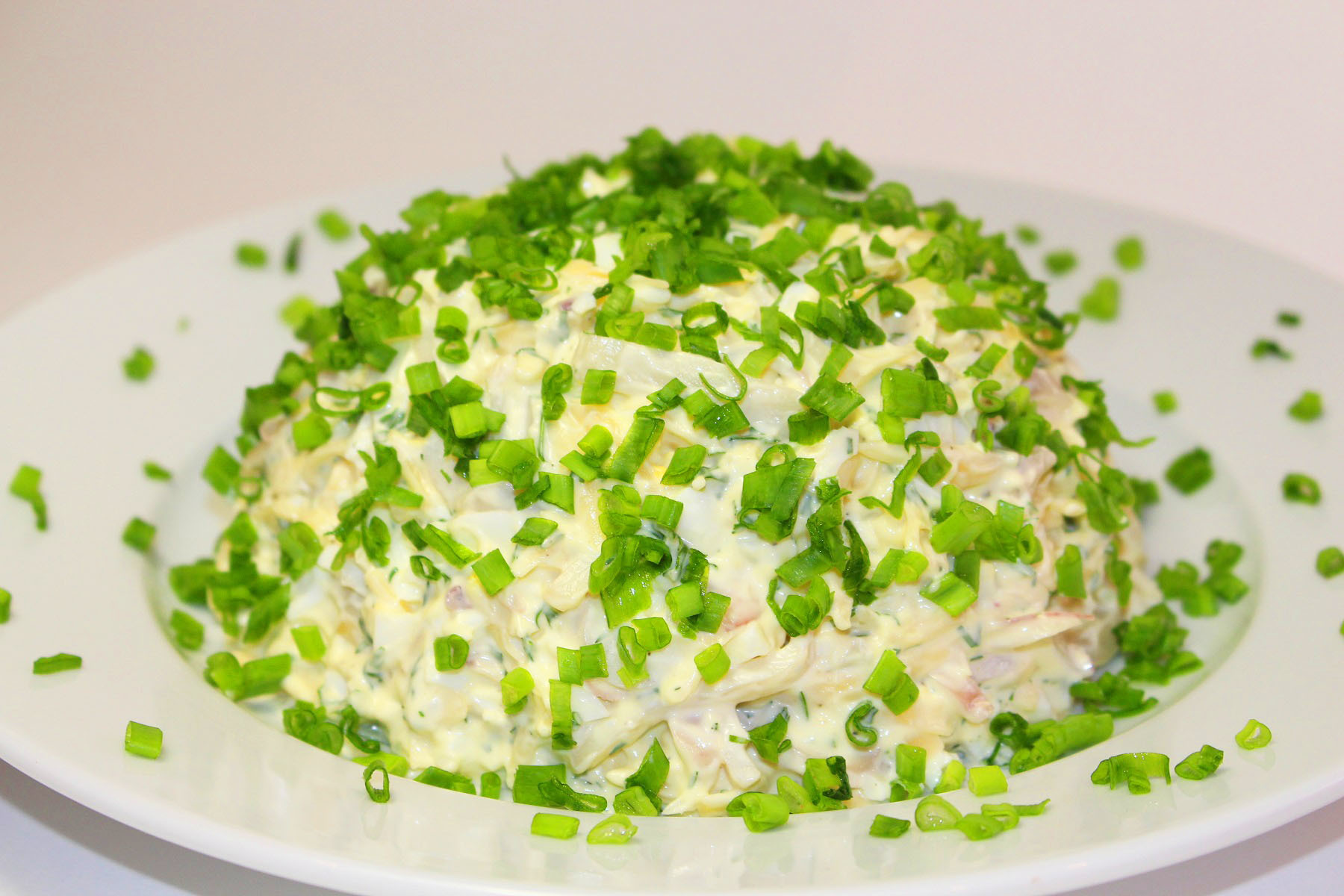 Салат из кальмаров с зеленым луком