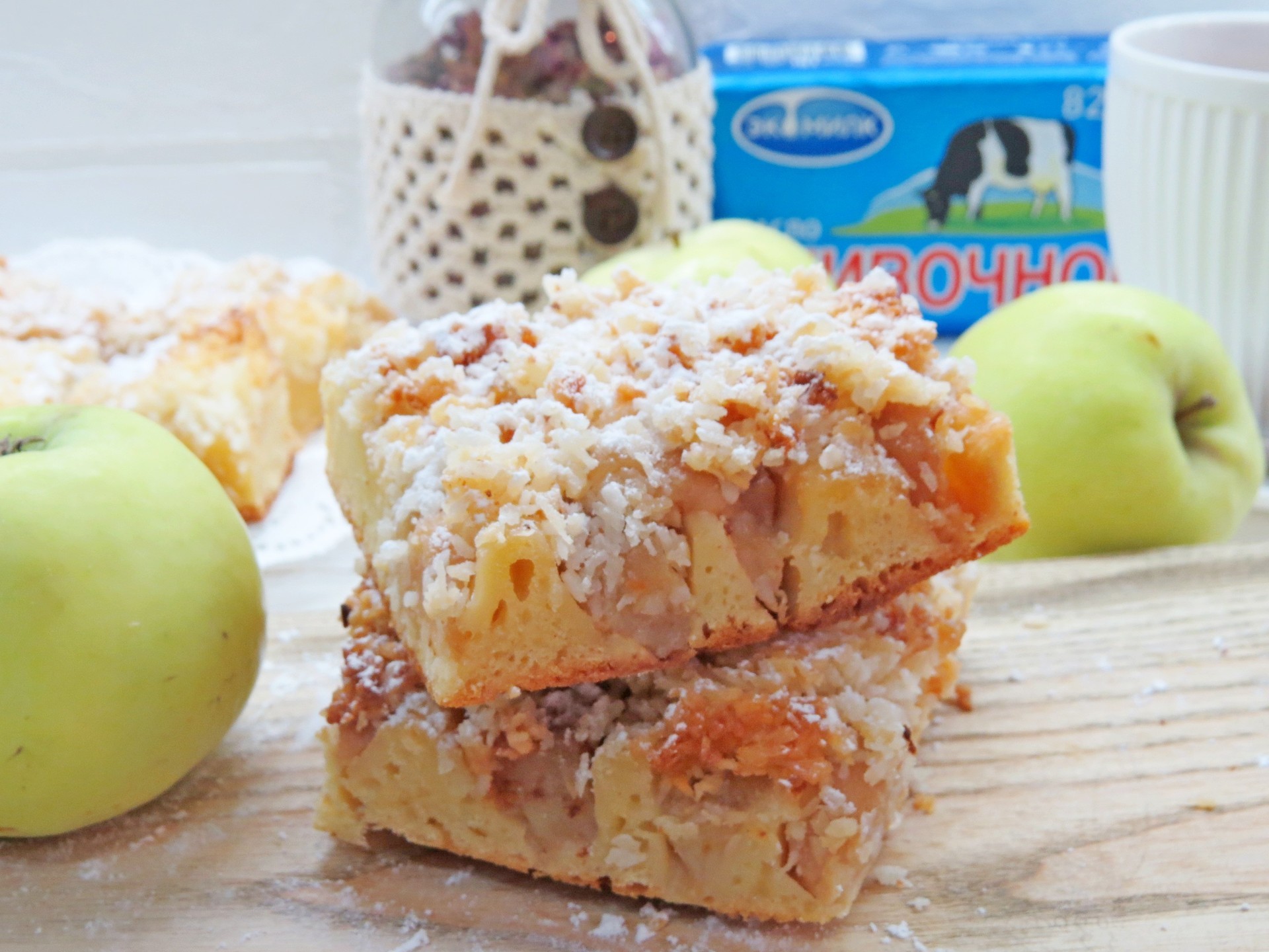 Творожной пирог с яблоками и кокосовой карамелью