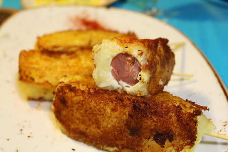 Фото к рецепту: Сосиски в картофельном тесте