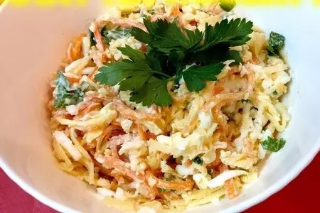 Салат на новый год с корейской морковью, курицей, сыром и яйцом